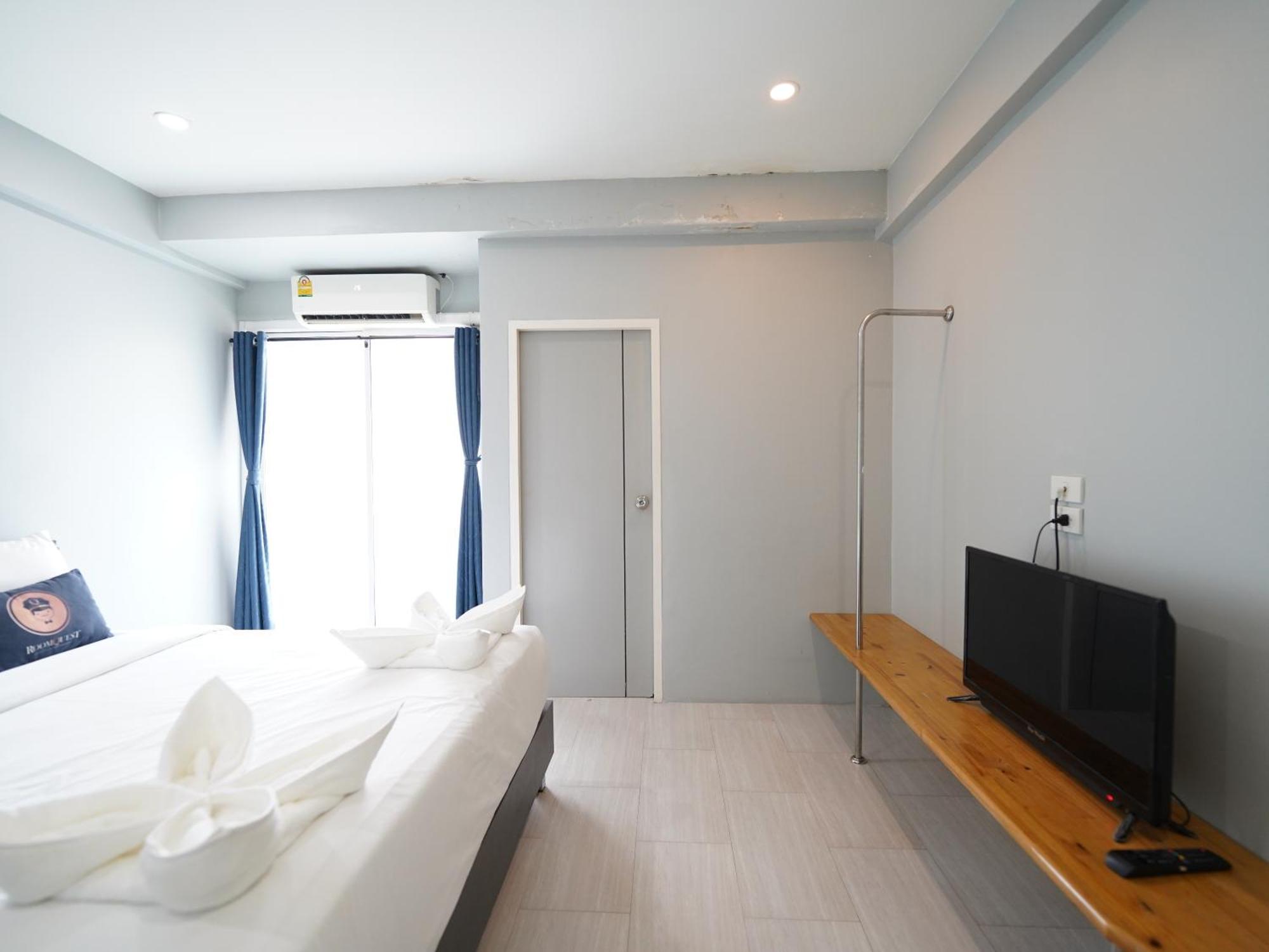 Roomquest Don Mueang Airport מלון
