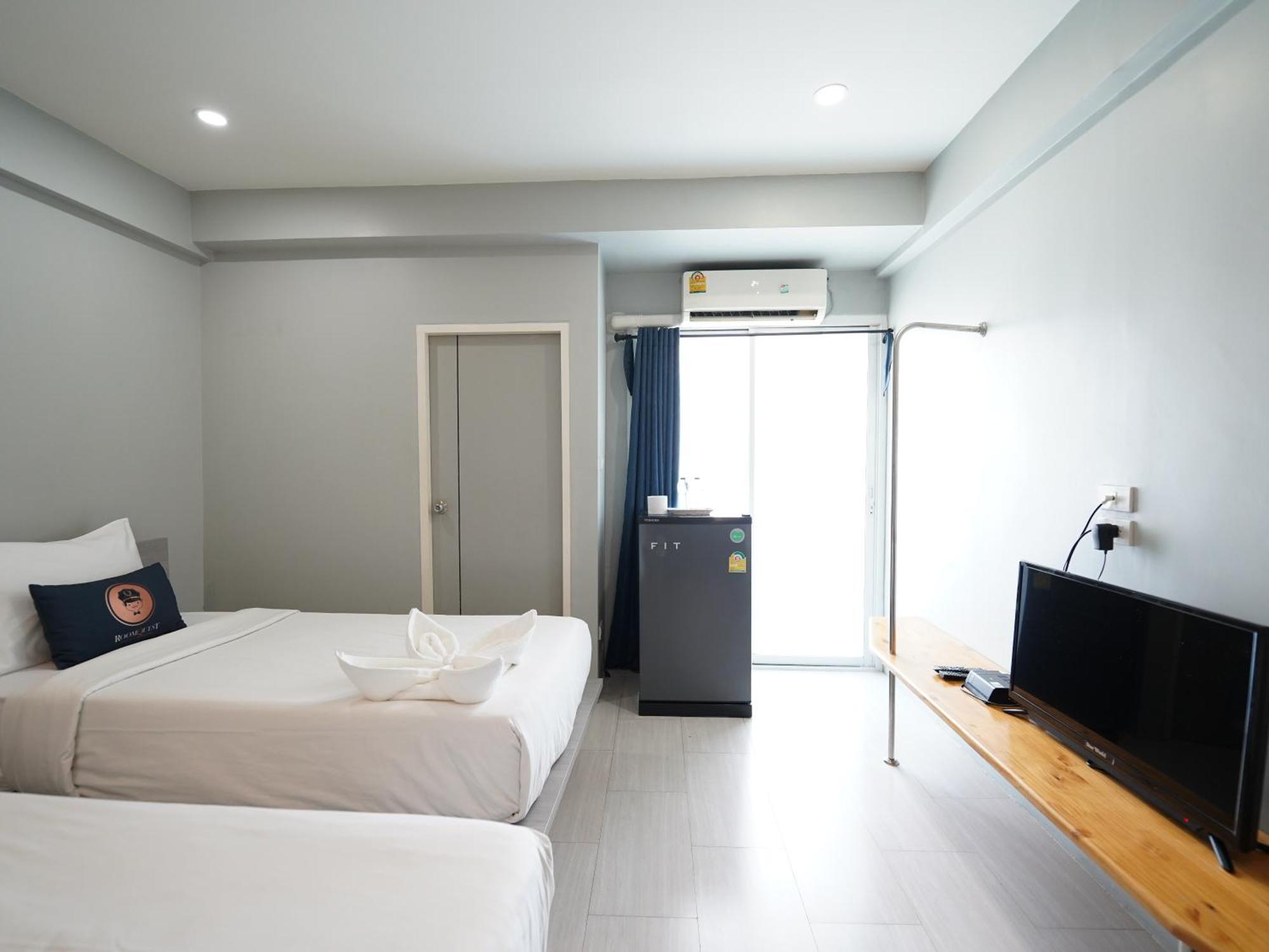 Roomquest Don Mueang Airport מלון